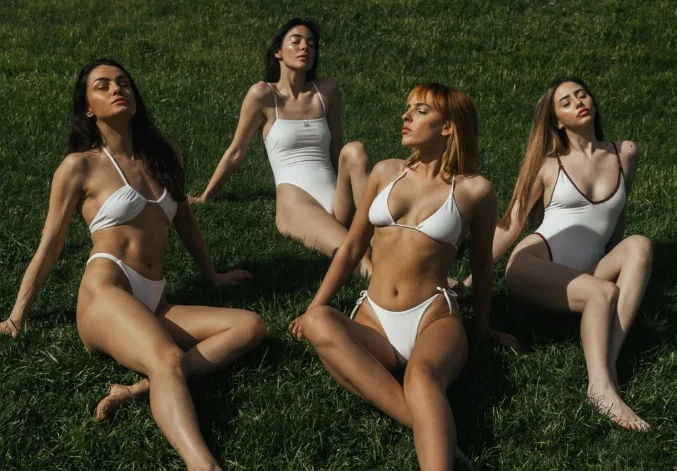 minhilitious-girls-layoing-on-the-grass-in-swimwear