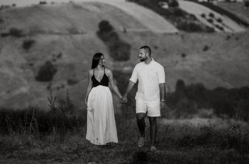 minhilitious-couple-waliking-in-nature