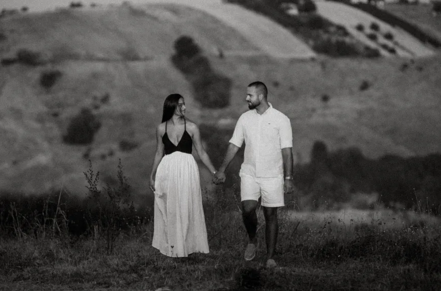 minhilitious-couple-waliking-in-nature