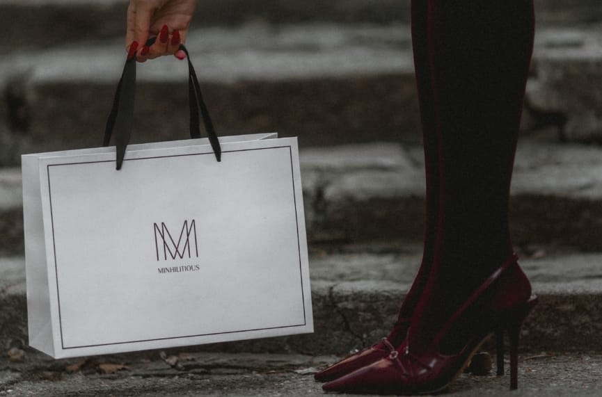 minhilitious-girl-holding-minhilitious-bag